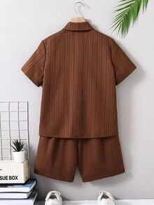 SHEIN 3件組青少年男孩針織紋理直條紋短袖上衣與配套休閒短褲，混紡面料，親膚柔軟且透氣。上衣採用多色拼接直條紋設計，配有小領口與短袖剪裁；短褲配有彈性腰帶。整體休閒度假風格，適合日常穿著、幼兒園、海邊 - 棕色 - 查看 2