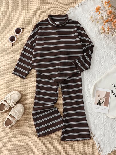 Conjunto de camiseta para niña joven, conjunto de 2 piezas con cuello alto de rayas para niños, top con cuello alto y bajo asimétrico de manga larga, pantalón largo acampanado a juego, color base marrón oscuro con rayas horizontales gris claro + azul fino, estilo casual vintage, adecuado para atuendos y capas en primavera, otoño e invierno