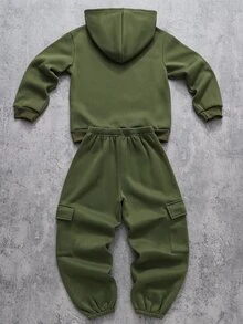 SHEIN 2件組男孩連帽衛衣與運動長褲套裝，秋冬必備，高級軍綠色極簡高街風，抓絨內裡套頭衛衣搭配同款慢跑褲，柔軟舒適面料，時尚版型，新品上市，適合多季節與多場合 - 軍綠色 - 查看 2