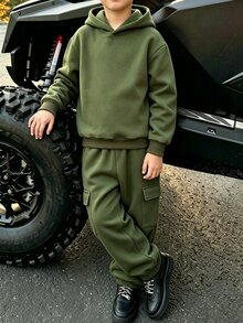 SHEIN 2件組男孩連帽衛衣與運動長褲套裝，秋冬必備，高級軍綠色極簡高街風，抓絨內裡套頭衛衣搭配同款慢跑褲，柔軟舒適面料，時尚版型，新品上市，適合多季節與多場合 - 軍綠色 - 查看 7