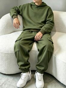 SHEIN 2件組男孩連帽衛衣與運動長褲套裝，秋冬必備，高級軍綠色極簡高街風，抓絨內裡套頭衛衣搭配同款慢跑褲，柔軟舒適面料，時尚版型，新品上市，適合多季節與多場合 - 軍綠色 - 查看 3