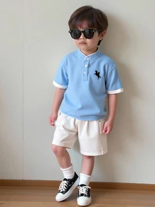 SHEIN Little Byeori 2 件/套年轻男孩舒适立领撞色休闲时尚日常百搭针织衬衫 T 恤和编织短裤，适合春夏季，适合日常穿着、运动、户外、学校、派对、节日、拍照 - 淺藍色 - 查看 2