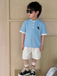 SHEIN Little Byeori 2 件/套年轻男孩舒适立领撞色休闲时尚日常百搭针织衬衫 T 恤和编织短裤，适合春夏季，适合日常穿着、运动、户外、学校、派对、节日、拍照 - 淺藍色 - 查看 10