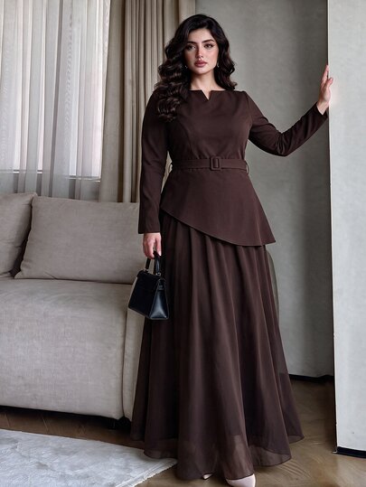 Modelyn 2-delat set för kvinnor i plus size med elegant romantisk blus i vinröd vävd kvalitet, kort ärm, markerad midja med bälte och knappar, samt A-linjekjol i chiffong