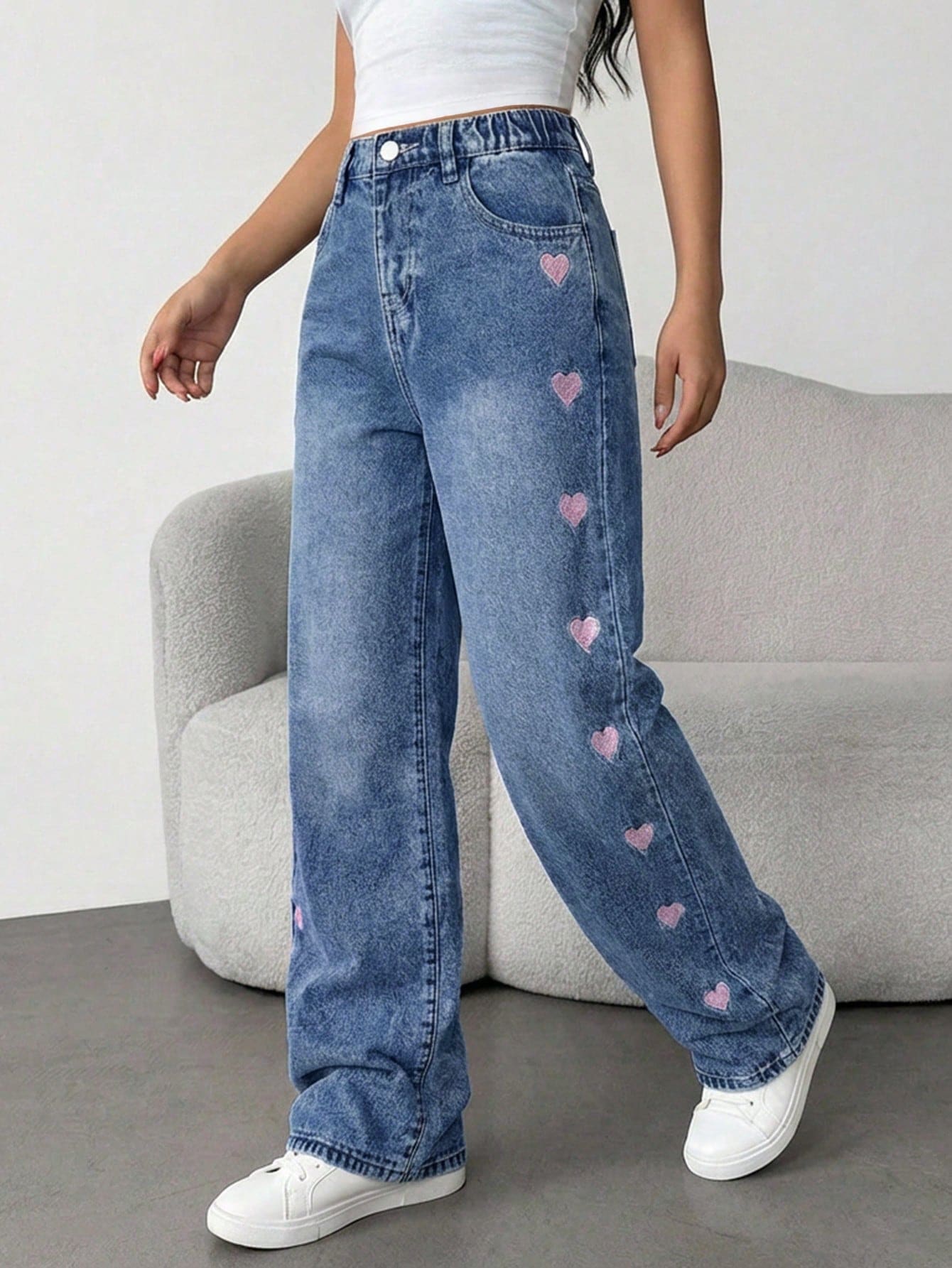 SHEIN 女童 Y2K 新款粉色愛心刺繡直筒鬆顯修身牛仔褲,舒適優質棉質丹寧布料,中藍色+石洗,柔軟棉料搭配挺括版型,適合日常穿著、度假、上學、通勤、派對與節慶 - 深色水洗藍 - 查看 1