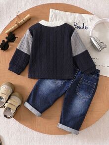 SHEIN 2pcs Infant Toddler Boys Fall Winter Y2K Colorblock Cable Knit Pullover Sweatshirt & Distressed Faux Washed Pants Set, New York Print Streetwear - Blue - View 2