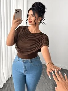 Elenzga تي شيرت نسائي مقاس كبير بلون موحد مع طيات وياقة شال أنيق وكاجوال مناسب للاستخدام اليومي والحفلات والخروج والمناسبات الرسمية والتنقل والغداء والزفاف كضيف صيفي بني - بني - مشاهدة 3