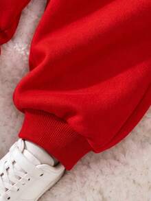 Set Sweatshirt Anak Laki-Laki (Ukuran Besar), Atasan Sweatshirt Blok Warna Merah dan Putih dengan Kerah dan Manset Bergaris, Gambar Truk Pickup Merah Membawa Pohon Natal dengan Teks SELAMAT NATAL dan Dekorasi Kepingan Salju/Bintang, Celana Jogger Merah dengan Slogan Natal Bahasa Inggris yang Serasi di Samping dan Manset Bergaris - MultiWarna - View 5