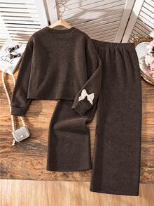 Elladie kids 女童韓系溫柔風 3D緞面蝴蝶結裝飾淺杏色直條紋紋理柔軟光滑圓領寬鬆長袖上衣與高腰垂墜直筒寬腿長褲 2件套，休閒公主風日常穿著與外出套裝 - 咖啡棕 - 查看 2