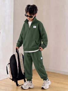 SHEIN 2件組青少年男孩休閒舒適多功能立領半拉鍊套頭衫，附貼袋裝飾，軍綠色寬鬆運動風運動褲套裝，厚實面料運動褲，適合秋冬穿著，秋季風格 - 軍綠色 - 查看 4