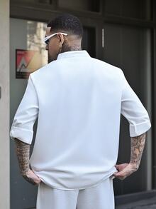 Devon Thys 男士休閒純色立領半門襟鈕扣長袖袖口設計寬鬆薄款襯衫搭配純色長褲 3D口袋裝飾通勤兩件套 - 白色 - 查看 5