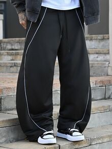 Devon Thys 男士休闲宽松拼接运动裤，百搭实用，适合街头风、日常休闲、周末郊游、音乐节、社交聚会等各种场合。这款裤子是男士衣橱中必备的百搭单品，也是送给男友或老公的绝佳礼物。阔腿设计 - 黑色 - 查看 3