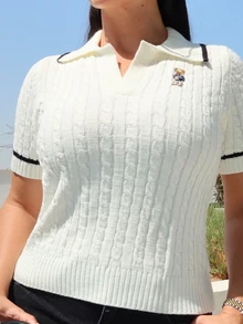 MDEdit 夏季女士休闲撞色滚边小熊刺绣短袖毛衣，夏季/女士学院风麻花针织小熊刺绣撞色滚边Polo领短袖针织上衣，夏季，度假，复古风格，学院风 - 白色 - 查看 4