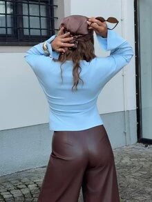 Jeta Ari 这款2026年新款简约百搭女士春季纯色喇叭袖衬衫，适合通勤、圣诞节、新年、感恩节、毕业典礼等各种场合。它优雅时尚，是居家休闲的理想之选。深V领设计和蓝色调，带来舒适放松的穿着体验。 - 藍色 - 查看 2