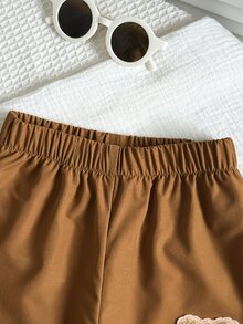 SHEIN 2件組小男孩套裝，兒童針織舒適長袖 Polo 2合1衛衣，時尚帥氣中小童胸前印花小眾設計上衣，搭配卡其色休閒長褲，彈性腰頭設計，寬鬆版型，適合秋季度假、上學、日常出遊等場合 - 彩色 - 查看 9