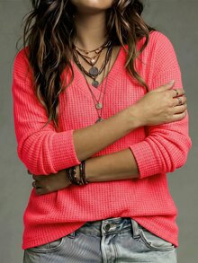 SHEIN LUNE بلوزة نسائية بياقة على شكل حرف V وأكمام طويلة، متعددة الطبقات بألوان نيون فلورية، مقاسات كبيرة، مناسبة للخريف والشتاء - الأحمر - مشاهدة 4