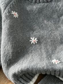 SHEIN 女嬰灰色針織毛衣套裝，圓領長袖，雛菊刺繡，羅紋袖口，附長褲 - 灰色 - 查看 5