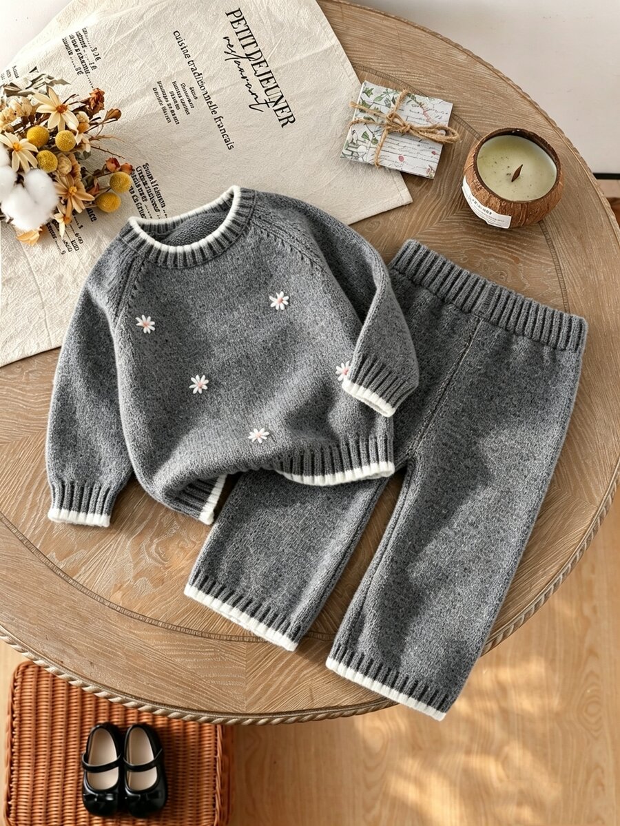 SHEIN طقم ملابس أطفال للبنات، كنزة رمادية محبوكة، بياقة دائرية، أكمام طويلة، تطريز زهور الأقحوان، أساور مضلعة، بنطال شتوي - رمادي - مشاهدة 1