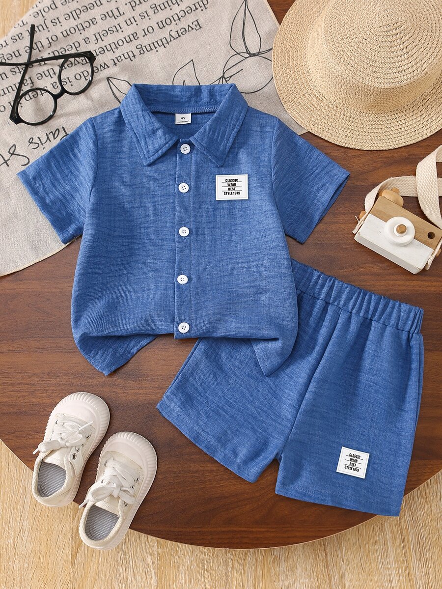 SHEIN Genkimix Kids 小男孩夏季休閒日常通勤字母印花短袖襯衫與鬆緊腰短褲套裝 白色