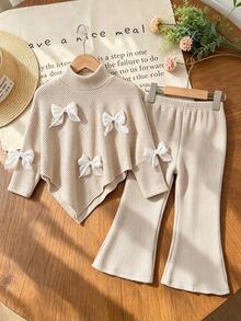 SHEIN (Young Girl) 秋冬休閒 T-shirt 套裝，設計感不對稱套頭高領淺杏色針織羅紋刷毛布料，正面白色 3D 蝴蝶結裝飾長袖上衣，搭配淺杏色純色休閒喇叭長褲，2 件套，適合秋冬返校季，優雅淑女高端日常校園、外出、旅行、派對穿著 - 杏色 - 查看 4