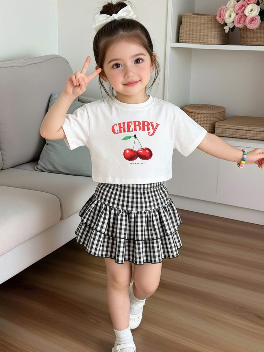 SHEIN 女孩櫻桃套裝甜美活力夏季休閒度假!純白短袖,印有飽滿紅櫻桃,活潑俏皮;搭配格紋雙層荷葉邊裙,蓬鬆動感裙襬,走動時超級俏皮。短袖+裙子組合適合春夏,清新美觀,適合日常出遊與玩耍~ - 黑與白 - 查看 1