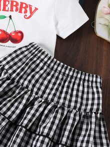 SHEIN 女孩櫻桃套裝甜美活力夏季休閒度假！純白短袖，印有飽滿紅櫻桃，活潑俏皮；搭配格紋雙層荷葉邊裙，蓬鬆動感裙襬，走動時超級俏皮。短袖+裙子組合適合春夏，清新美觀，適合日常出遊與玩耍~ - 黑與白 - 查看 8