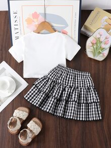 SHEIN 女孩櫻桃套裝甜美活力夏季休閒度假！純白短袖，印有飽滿紅櫻桃，活潑俏皮；搭配格紋雙層荷葉邊裙，蓬鬆動感裙襬，走動時超級俏皮。短袖+裙子組合適合春夏，清新美觀，適合日常出遊與玩耍~ - 黑與白 - 查看 2