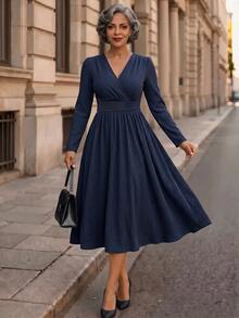SHEIN Lady فستان كاجوال للحفلات للنساء في منتصف العمر بلون موحد وياقة على شكل حرف V مع طيات - أزرق بحري - مشاهدة 3