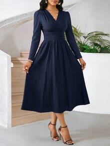 SHEIN Lady فستان كاجوال للحفلات للنساء في منتصف العمر بلون موحد وياقة على شكل حرف V مع طيات - أزرق بحري - مشاهدة 4