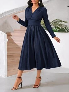 SHEIN Lady فستان كاجوال للحفلات للنساء في منتصف العمر بلون موحد وياقة على شكل حرف V مع طيات - أزرق بحري - مشاهدة 6