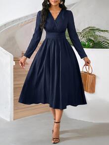 SHEIN Lady فستان كاجوال للحفلات للنساء في منتصف العمر بلون موحد وياقة على شكل حرف V مع طيات - أزرق بحري - مشاهدة 1