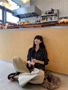 K-Vae 女款炭灰色刺繡襯衫韓版小眾百搭上衣 時尚休閒早午餐秋季款 - 黑色 - 查看 3