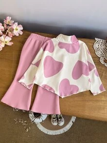 SHEIN 女童 2 件套 春/秋季愛心印花半高領長袖 T 恤 + 喇叭褲套裝，荷葉邊飾彈性針織兩件套，可愛愛心字母配色小女孩套裝，柔軟休閒女孩日常穿著 - 淺粉色 - 查看 2