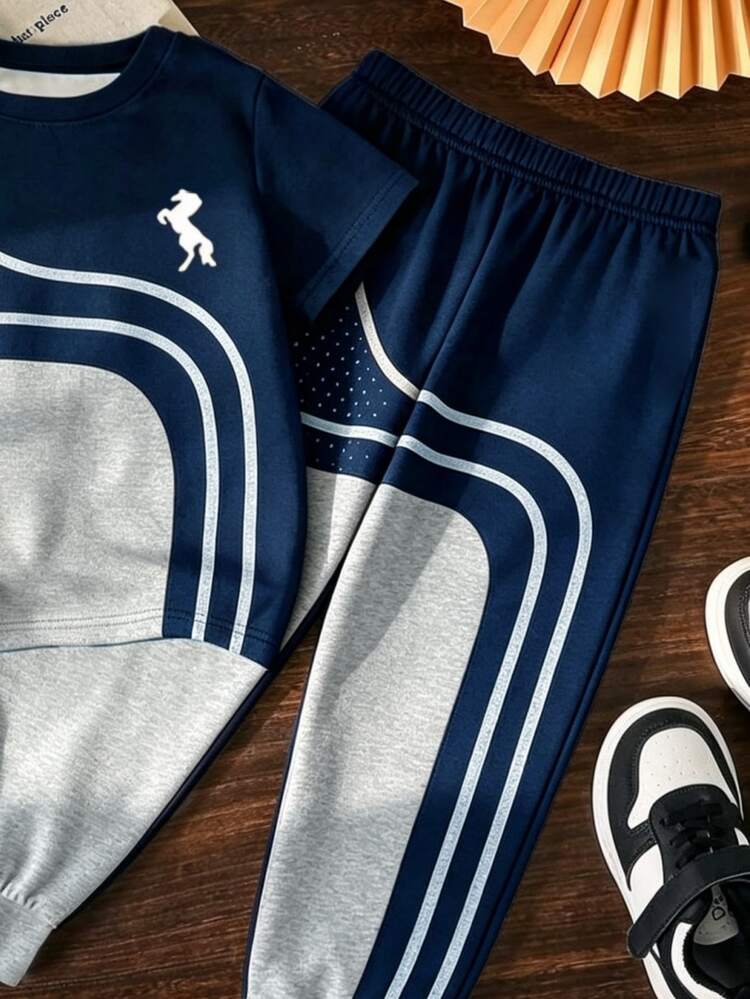 SHEIN Bộ quần áo thể thao casual cho bé trai, áo tay ngắn in logo đồ họa tối giản phối quần dài, phong cách thời trang trẻ trung năng động, đa dụng, kiểu mới xuân/hè, phù hợp chụp ảnh, mặc hằng ngày, đi học, chụp ảnh đường phố, du lịch, làm quà tặng - Nhiều màu - Xem 5