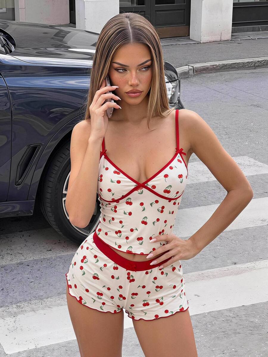 SHEIN ICON 對比色櫻桃圖案細肩帶背心搭配超低腰高開衩迷你短褲 2件套 紅白配色 夏季浪漫性感可愛睡衣 - 淡黃色 - 查看 1