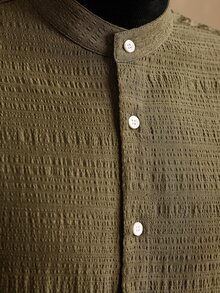 Manfinity Homme 2026春夏男士軍綠色立領長袖鈕扣襯衫，極簡俐落休閒風 - 綠色 - 查看 3