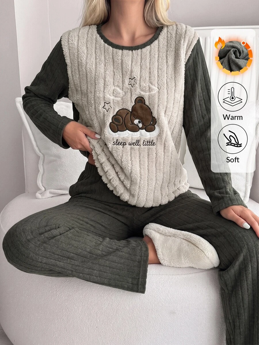 SHEIN طقم بيجامة كاجوال لطيف ومضحك بلون بيج وأخضر داكن بتصميم "النوم على السحب" مطرز من القطيفة مع لوحة مضلعة للاسترخاء - كاكي - مشاهدة 1