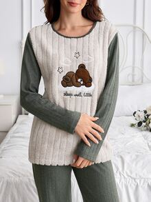 SHEIN طقم بيجامة كاجوال لطيف ومضحك بلون بيج وأخضر داكن بتصميم "النوم على السحب" مطرز من القطيفة مع لوحة مضلعة للاسترخاء - كاكي - مشاهدة 4
