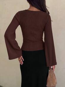 SHEIN EZwear 美式復古深棕色直條紋針織短版上衣，V領喇叭長袖收腰修身顯身材性感內搭底層針織T恤，適合返校季與感恩節 - 棕色 - 查看 3