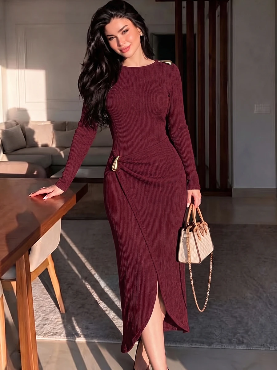 Modelyn فستان نسائي أنيق باللون الأحمر للخريف والشتاء، برقبة دائرية وأكمام طويلة مضلعة، مع زينة معدنية على الكتف وخصر ملتوي وفتحة جانبية، بقصة ضيقة مناسب للحفلات والتنقل اليومي - الأحمر - مشاهدة 1