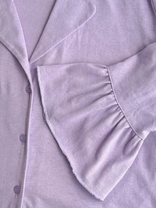SHEIN طقم بيجامة نسائي من قطعتين بلون لافندر سادة، ملابس علوية بأزرار أمامية وياقة وأكمام طويلة مع أساور مكشكشة، وبنطال بحافة مكشكشة، ناعم وكاجوال بقصة فضفاضة مريحة - ارجواني بنفسجي - مشاهدة 6