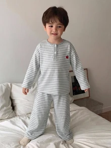 Dazy Kids 小男孩鈕扣半開襟長袖上衣與條紋長褲家居服套裝 - 藍白色 - 查看 6