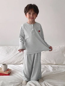 Dazy Kids 小男孩鈕扣半開襟長袖上衣與條紋長褲家居服套裝 - 藍白色 - 查看 4