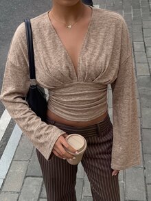 Siren Gaze 女款優雅休閒深V領抓皺長喇叭袖T恤，老錢風羅紋針織短版上衣，適合秋季、夜晚外出、早午餐、外訪，卡其色 - 駝色 - 查看 3