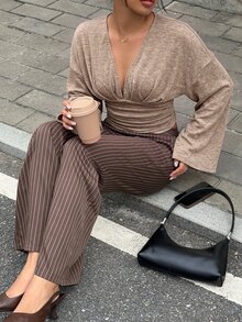 Siren Gaze 女款優雅休閒深V領抓皺長喇叭袖T恤，老錢風羅紋針織短版上衣，適合秋季、夜晚外出、早午餐、外訪，卡其色 - 駝色 - 查看 5