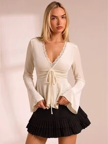 SHEIN Glamour 極簡性感辣妹杏色V領T恤，抓皺繫帶喇叭袖收腰上衣，蕾絲飾邊，適合約會之夜、夜生活、秋季穿搭、節慶 - 杏色 - 查看 6