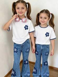 SHEIN 女童休閒日常穿著深藍色木槿花刺繡圖案白藍對比針織上衣，平滑挺括面料，圓領蕾絲飾邊短袖上衣，高腰喇叭長褲兩件套，女童外出休閒套裝 - 白色 - 查看 4