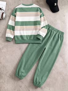 SHEIN Coolqubz 2件組青少年男孩套裝，經典馬圖案多色對比條紋圓領運動衫與鼠尾草綠慢跑長褲運動套裝，秋季套裝 - 綠色 - 查看 2