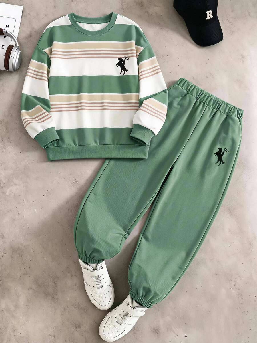 SHEIN Coolqubz 2件組青少年男孩套裝,經典馬圖案多色對比條紋圓領運動衫與鼠尾草綠慢跑長褲運動套裝,秋季套裝 - 綠色 - 查看 1