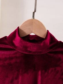 SHEIN (少女) 秋冬休閒T恤套裝，不對稱設計套頭長袖T恤上衣搭配白色人造毛飾邊休閒喇叭褲，2件套，適合返校季，優雅大方的日常穿著，適用於學校、外出、旅行與聚會 - 酒紅色 - 查看 9